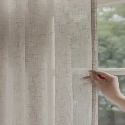 Bibiana kant en klaar vitrage Zandsteen Taupe - Naturel - met loodveter. Inclusief schelphaken en embrasse. Fijne soepele stof.