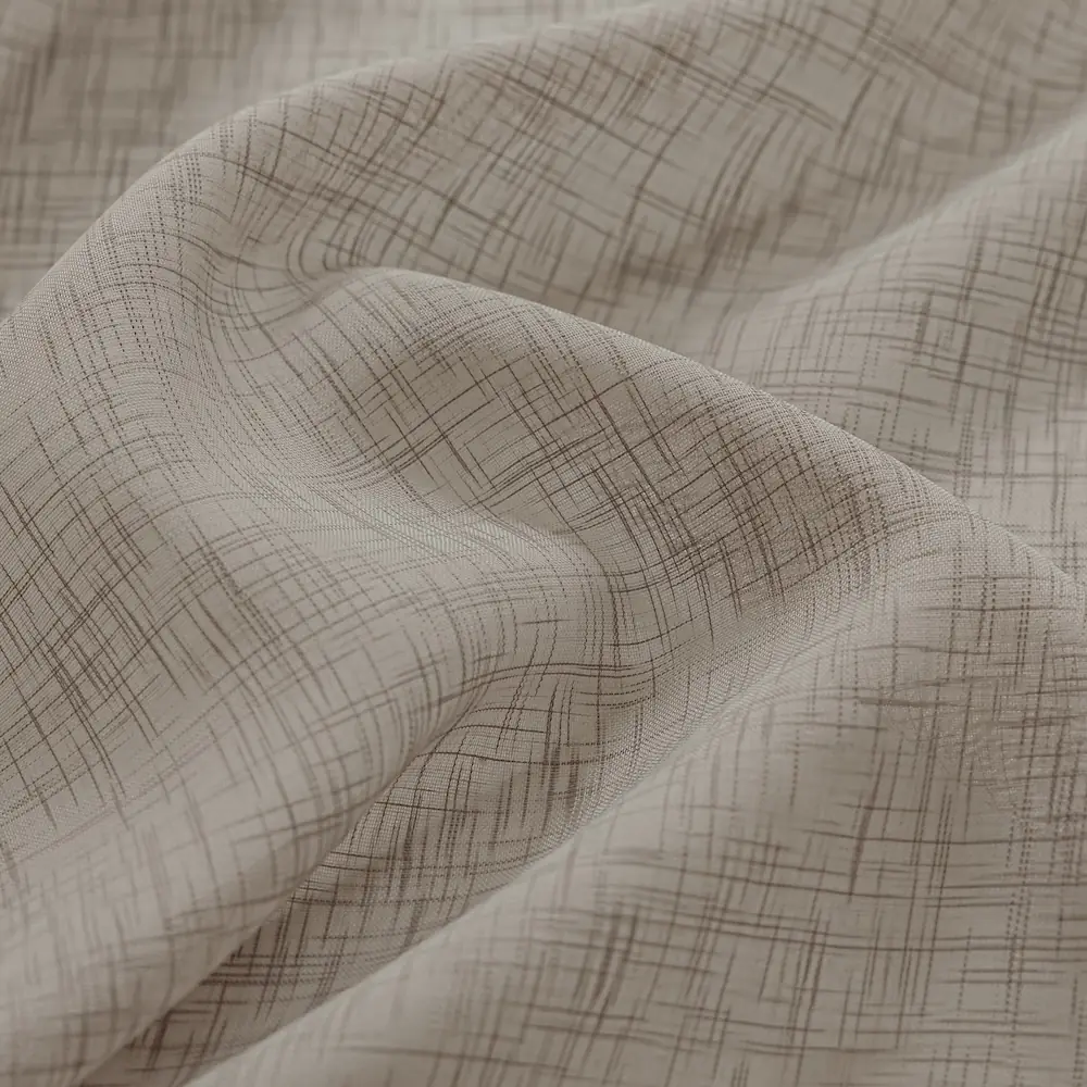 Bibiana kant en klaar vitrage Zandsteen Taupe - Naturel - met loodveter. Inclusief schelphaken en embrasse. Katoen geweven motief.