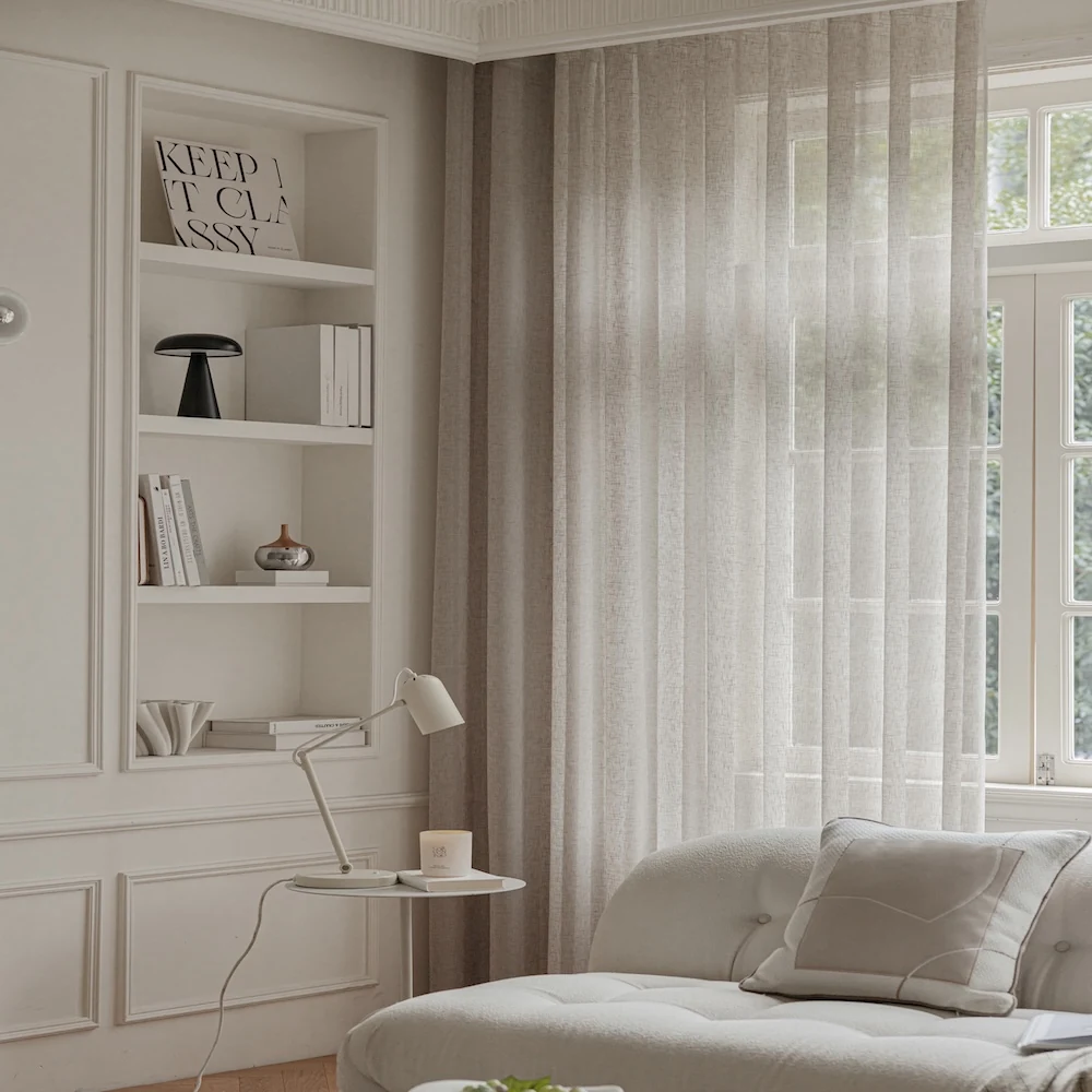 Bibiana kant en klaar vitrage Zandsteen Taupe - Naturel - met loodveter. Inclusief schelphaken en embrasse. Lichtinval met privacy.