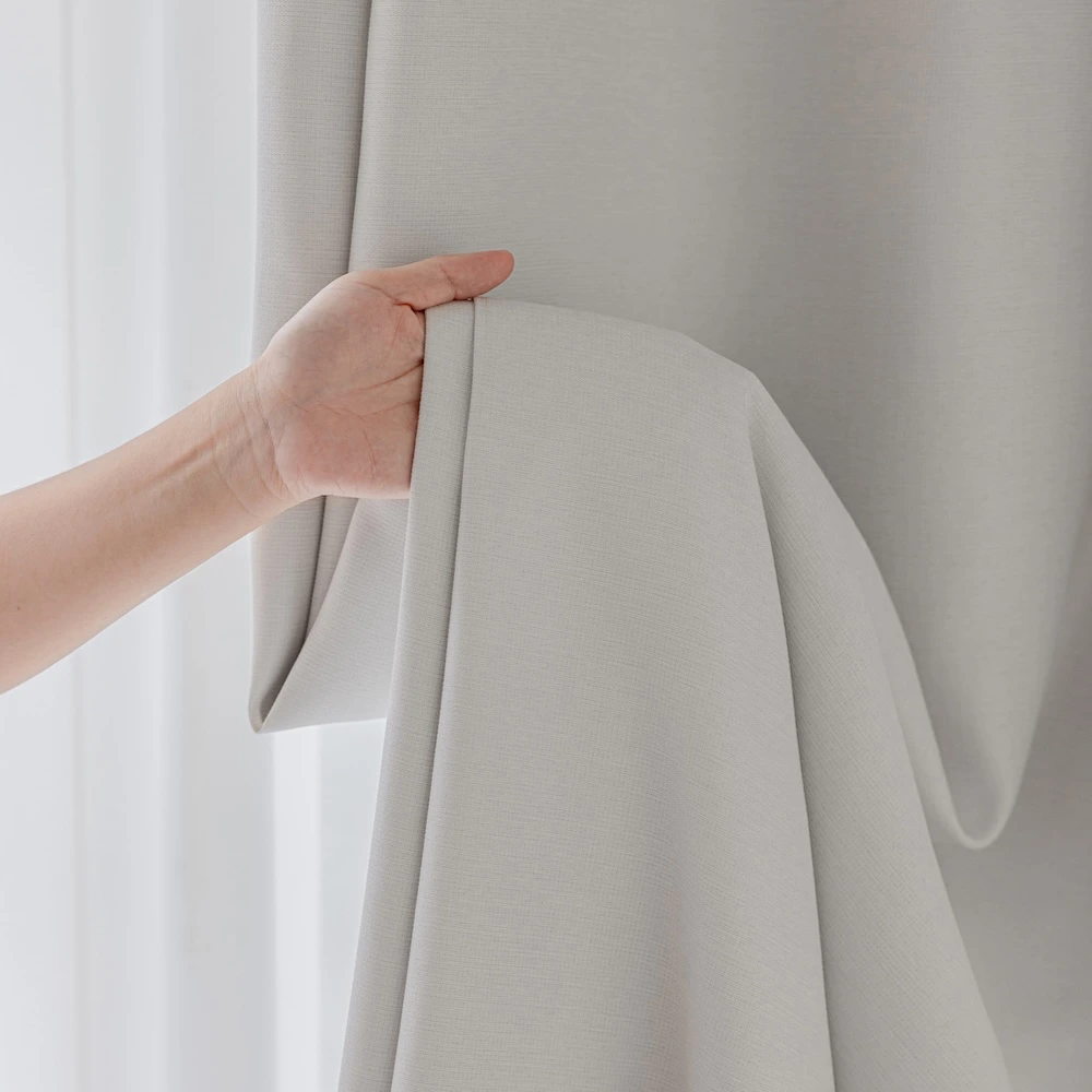 Vincent kant en klaar Off White 100% verduisterend gordijn. Lichtdicht , isolerend. Stof gedrapeerd in hand.