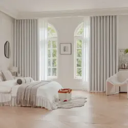 Vincent kant en klaar Off White 100% verduisterend gordijn. Lichtdicht , isolerend. In de slaapkamer.