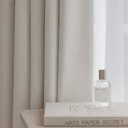 Vincent kant en klaar Off White 100% verduisterend gordijn. Lichtdicht , isolerend. Detail stof zijkant.