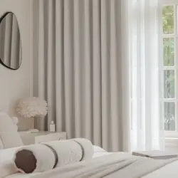 Vincent kant en klaar Off White 100% verduisterend gordijn. Lichtdicht , isolerend. Foto slaapkamer , gordijnen open