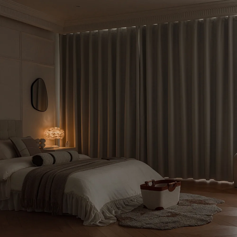 Vincent kant en klaar Off White 100% verduisterend gordijn. Lichtdicht , isolerend. Foto slaapkamer , gordijnen dicht.