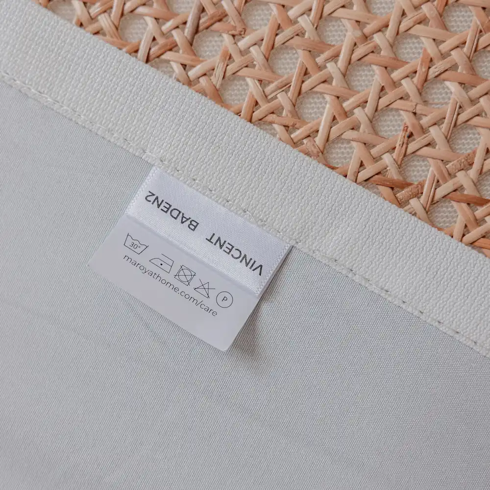 Vincent kant en klaar Off White 100% verduisterend gordijn. Lichtdicht , isolerend. Detail merklabel.