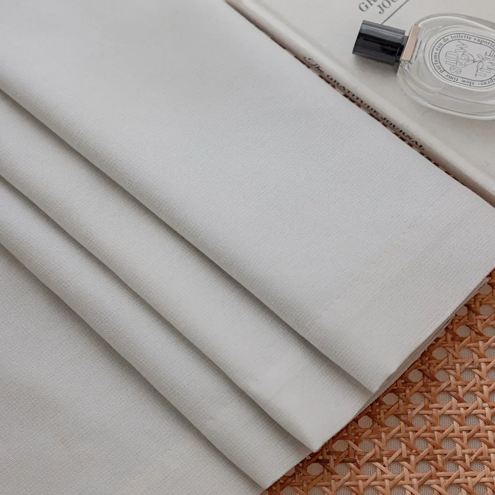 Vincent kant en klaar Off White 100% verduisterend gordijn. Lichtdicht , isolerend. Detail onderkant.