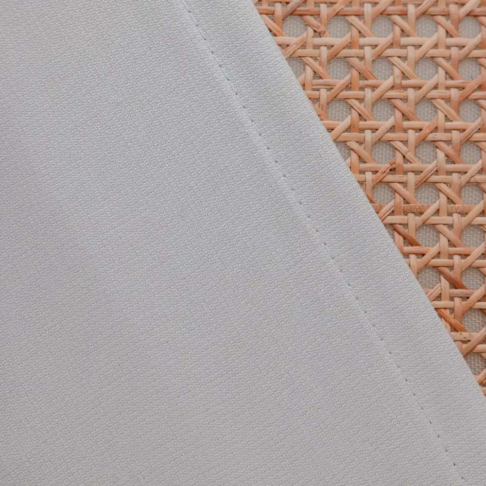 Vincent kant en klaar Off White 100% verduisterend gordijn. Lichtdicht , isolerend. Detail zoom zijkant.