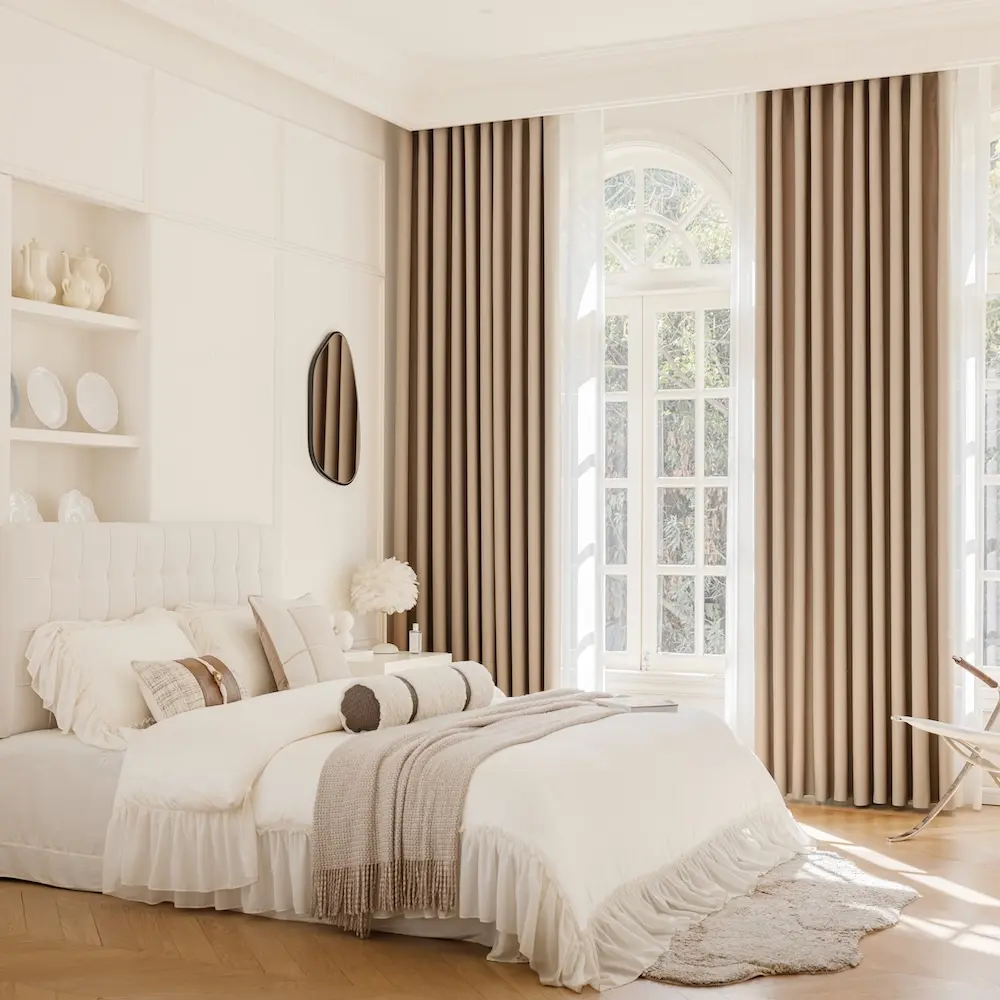 Elsa Naturel kleur verduisterende gordijnen. In slaapkamer overdag met gesloten gordijnen