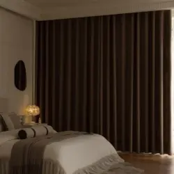 Elsa Naturel kleur verduisterende gordijnen. Bovenkant - midden S'avonds in slaapkamer.