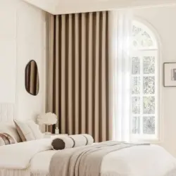 Elsa Naturel kleur verduisterende gordijnen. Bovenkant - midden zichtbaar in slaapkamer