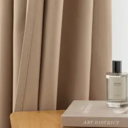 Elsa Naturel kleur verduisterende gordijnen. Zijkant zichtbaar met afwerking detail