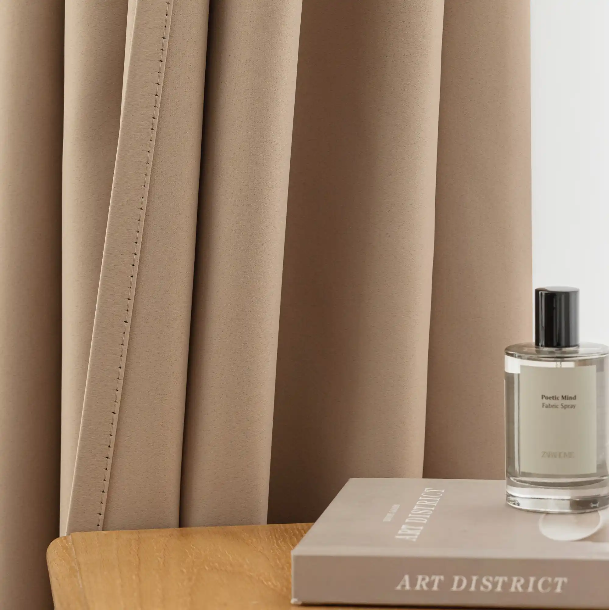 Elsa Naturel kleur verduisterende gordijnen. Zijkant zichtbaar met afwerking detail