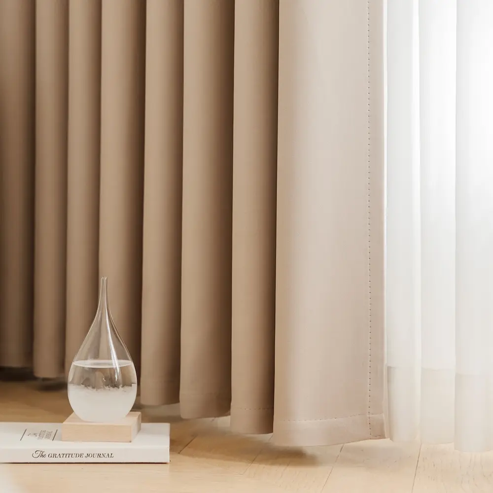 Elsa Naturel kleur verduisterende gordijnen. Onderkant zichtbaar met afwerking detail