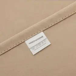 Elsa Naturel kleur verduisterende gordijnen. Merklabel zichtbaar met afwerking zijkant.