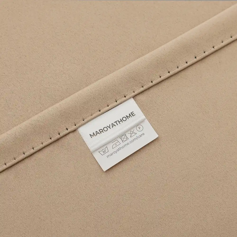 Elsa Naturel kleur verduisterende gordijnen. Merklabel zichtbaar met afwerking zijkant.