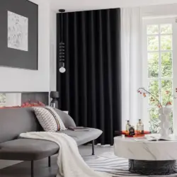 Elsa Zwart verduisterende gordijnen kant en klaar met plooiband voor haakjes in woonkamer