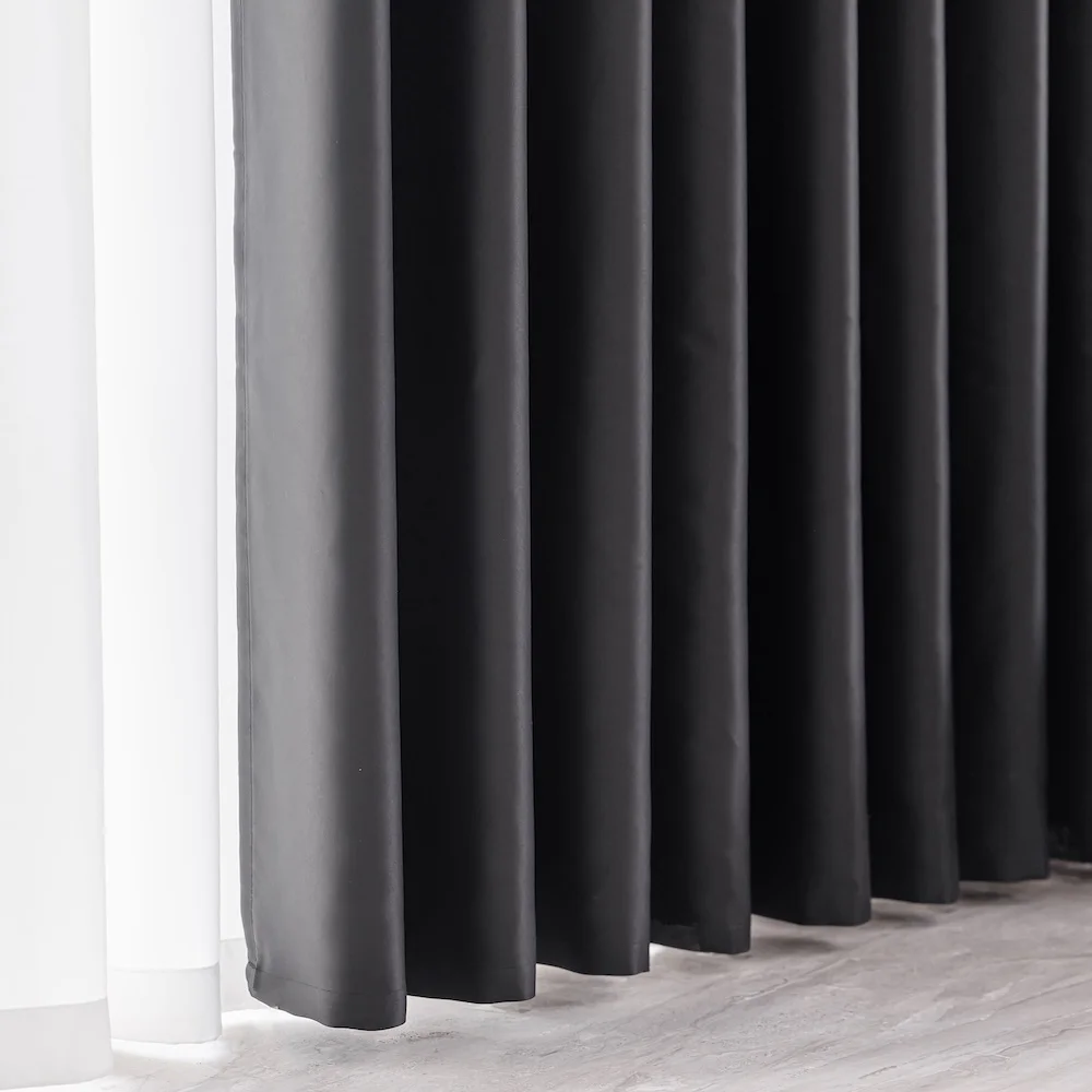 Elsa Zwart verduisterende gordijnen kant en klaar met plooiband voor haakjes zichtbaar hangend onderkant