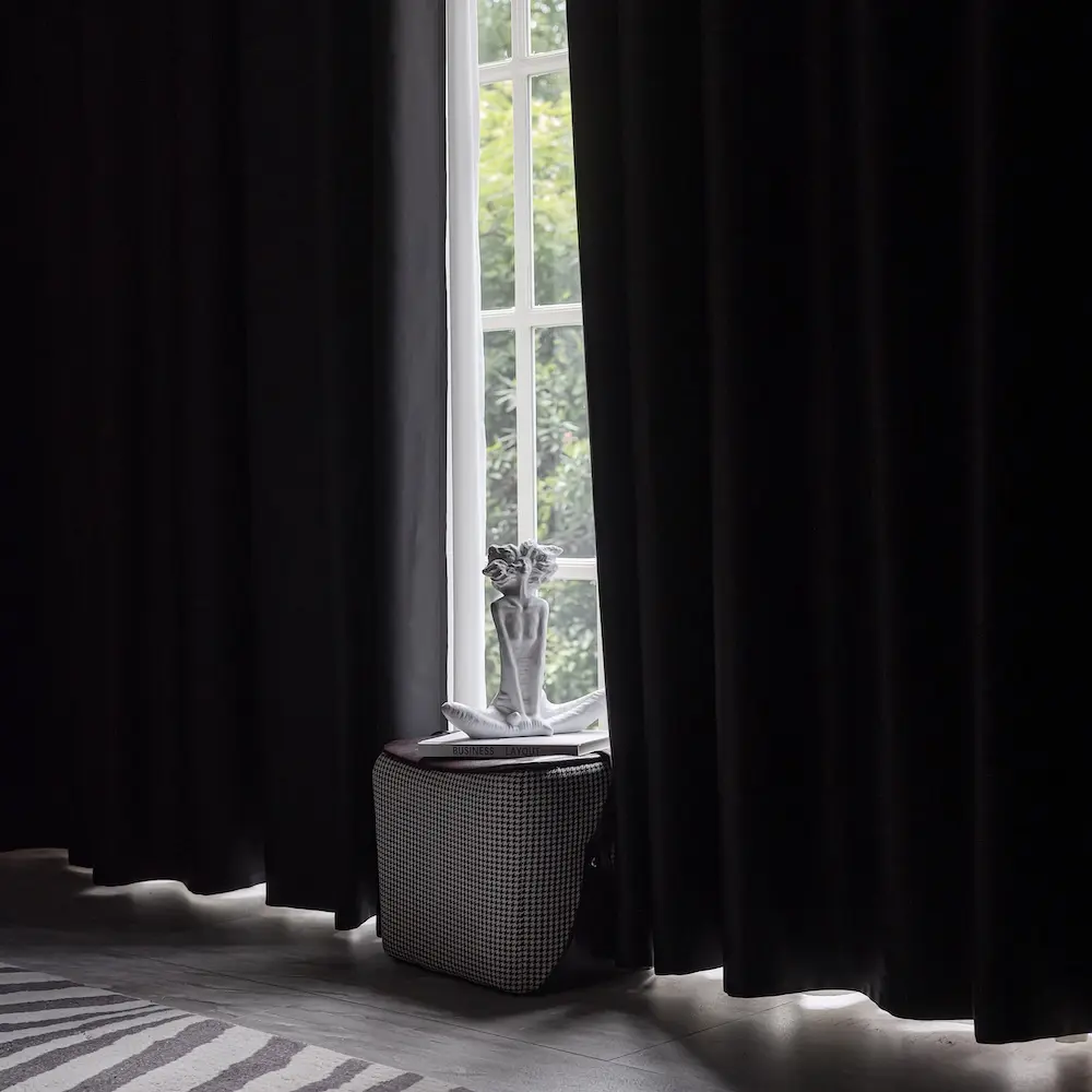 Elsa Zwart verduisterende gordijnen kant en klaar met plooiband voor haakjes voor het raam