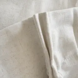 Marion 100% verduisterend Off White linnen gordijn. Detail plooi.