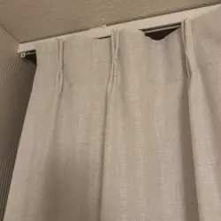 Marion 100% verduisterend Off White linnen gordijn. Bovenkant met plooien.