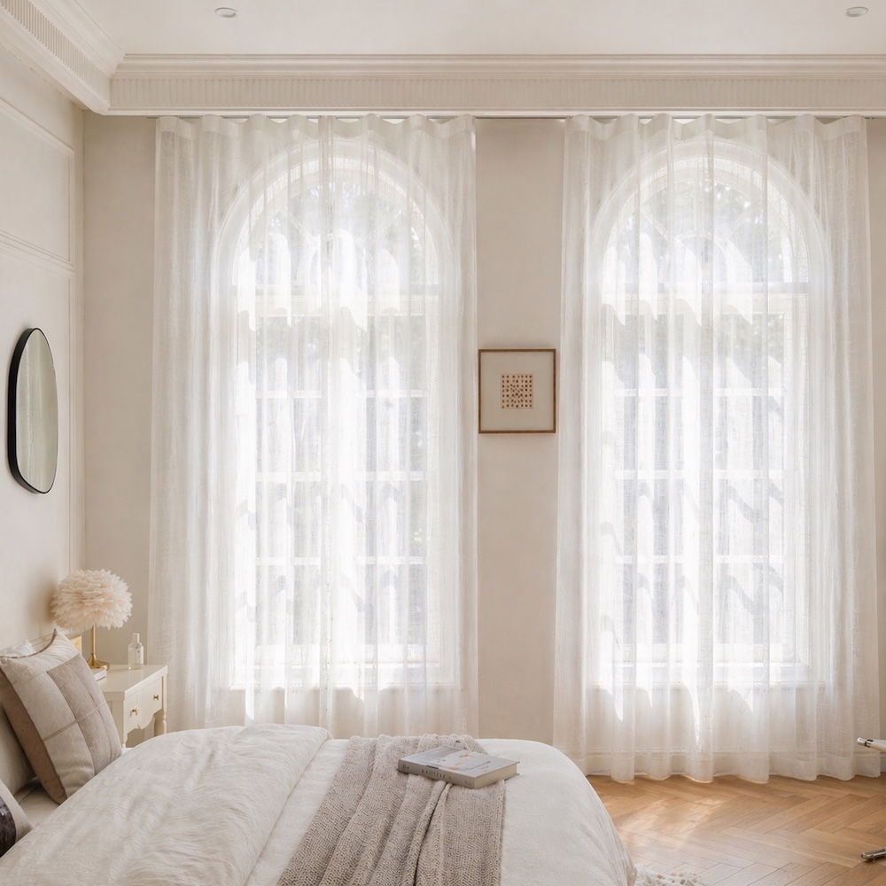 OLIVIA vitrage in slaapkamer setting — dikkere, linnenachtige stof met volle geweven structuur