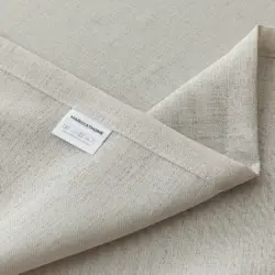 Olivia vitrage kant en klaar. Zandkleur. Zoom zijkant en merklabel.
