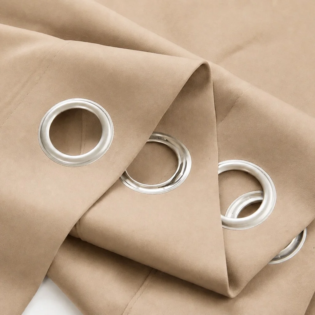 Ruben gordijn met ringen licht taupe naturel. Detail ringen.