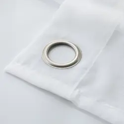 Close-up van matte roestvrij stalen ringen in helder witte Bibiana vitrage met zichtbare zoom en katoenmotief