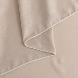 Close-up van de loodveter onderin de Olivia vitrage in beige met zichtbare linnenlook-structuur en soepele plooival