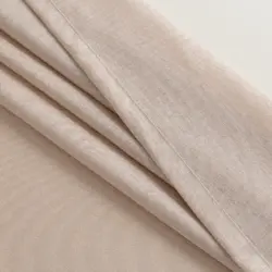 Close-up van Olivia vitrage in beige met zichtbare linnenlook-structuur en soepele plooival