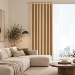 Ruben Beige kant en klaar verduisterend gordijn in de woonkamer met moderne inrichting.